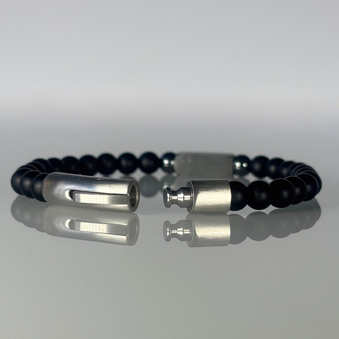 ARVUZI Onyx Edge men’s bracelet – onyx and hematite beads – stainless steel clasp – clasp detail
