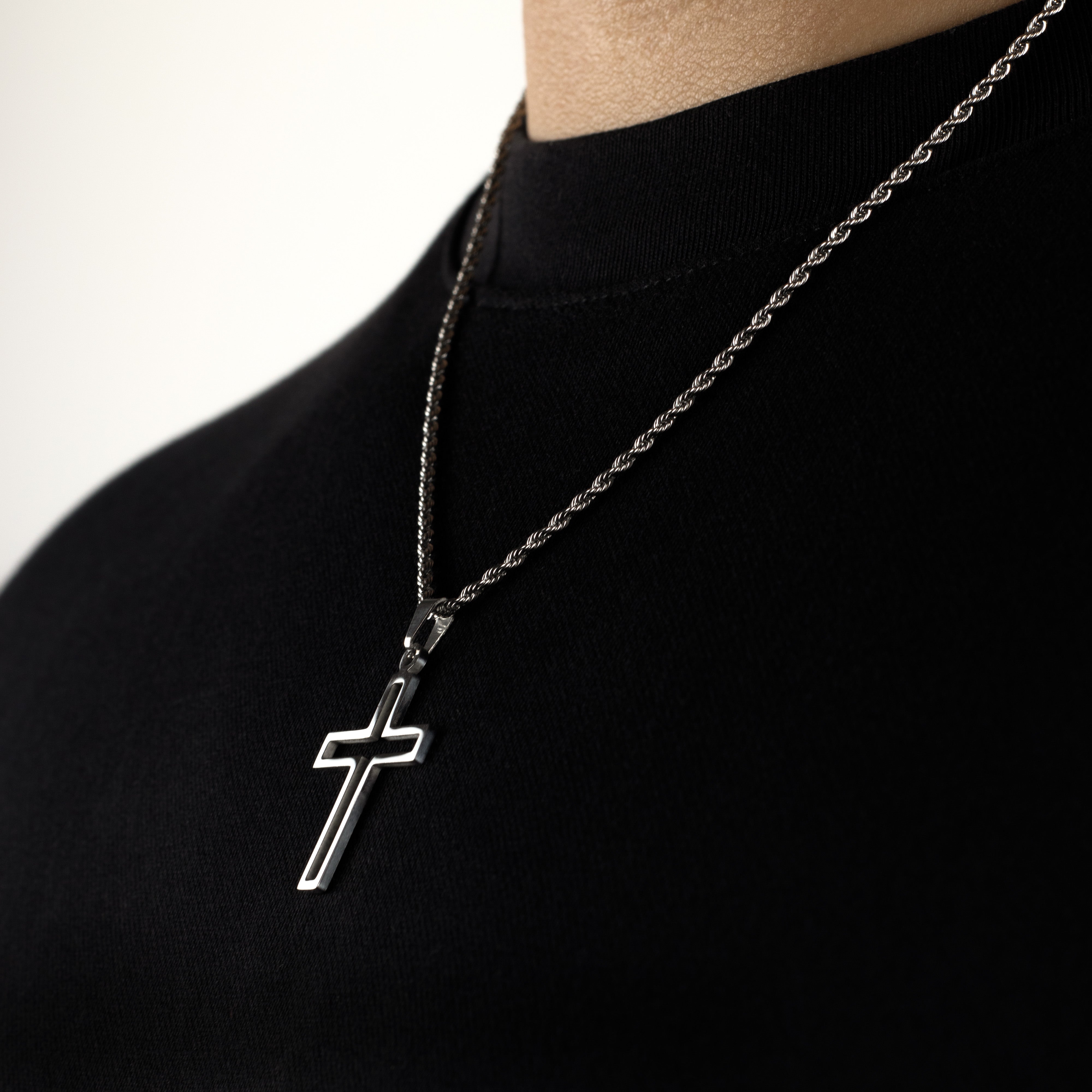 HOLLOW CROSS PENDANT - SILVER - Arvuzi