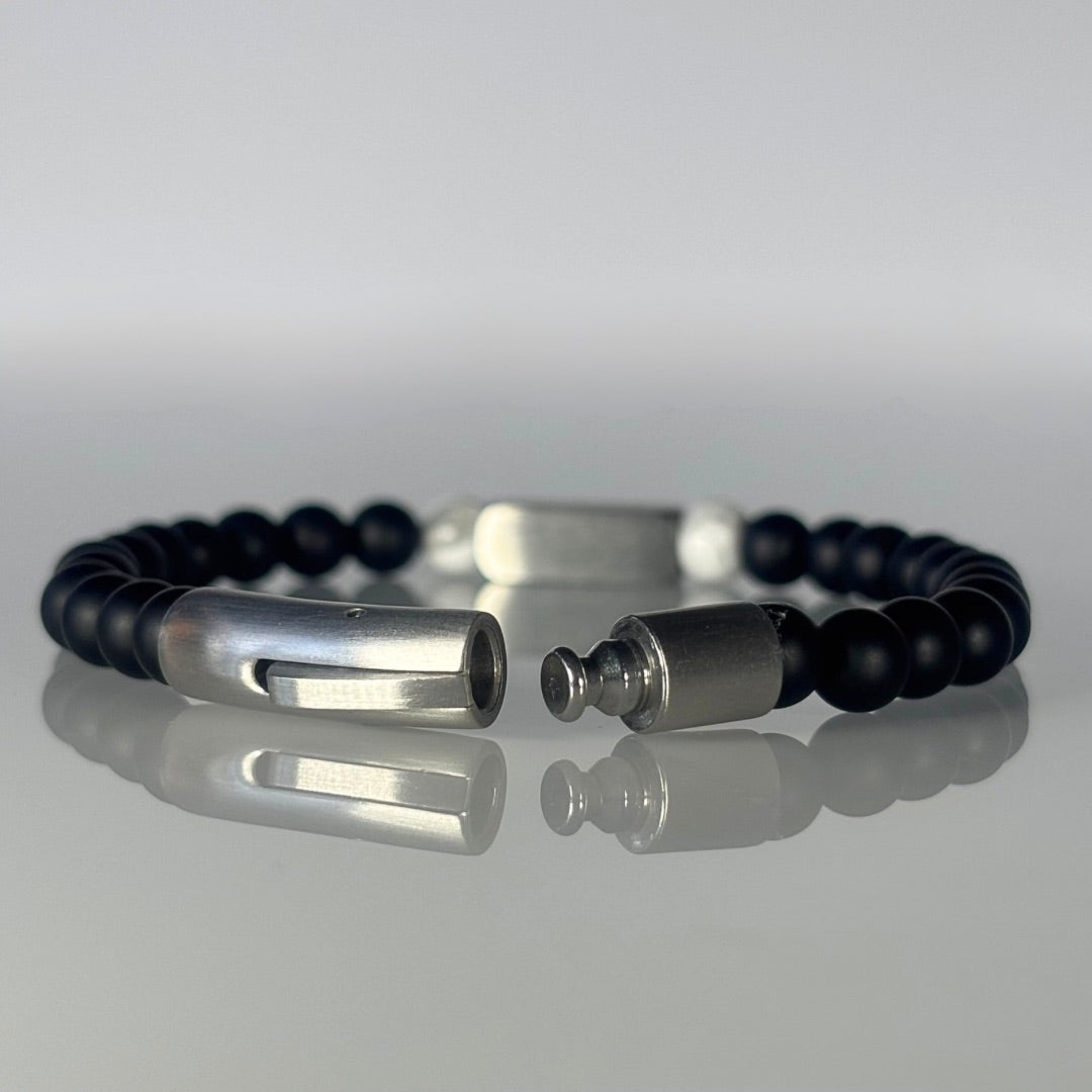 ARVUZI Onyx Equinox men’s bracelet – onyx and white agate beads – stainless steel clasp – clasp detail